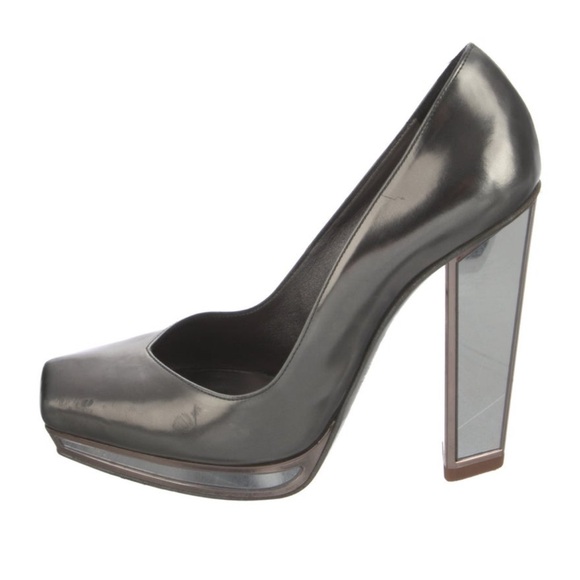Yves Saint Laurent Shoes - Yves Saint Laurent Silver Leather Pumps